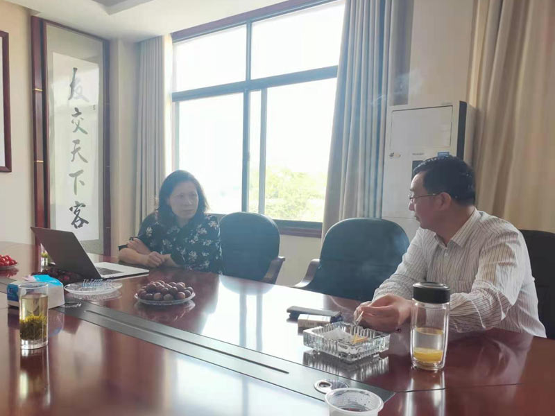 武漢大學包裝印刷系主任、博士生導師萬曉霞教授正在給廣樺高層管理人員授課指導
